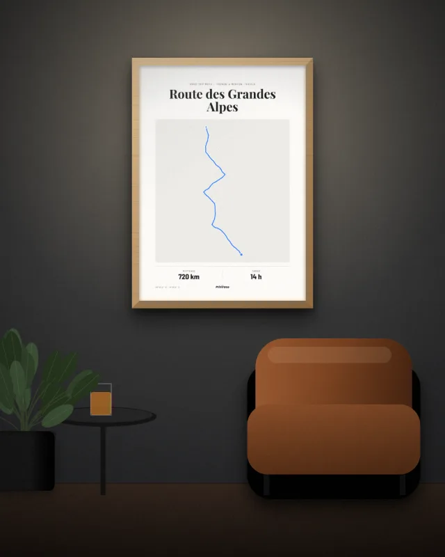 Poster Printrace : Les Grandes Alpes, cadre chêne, au-dessus du fauteuil